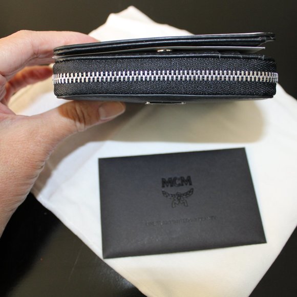 🔥MCM Women's White Black Contrast Logo Small Leather Zip Wallet NWT & Box - Picture 13 of 16